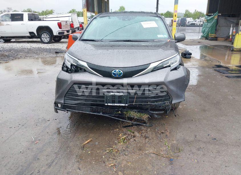 Photo 6 of 2023 Toyota Sienna LE (VIN 5TDKSKFC2PS103895)