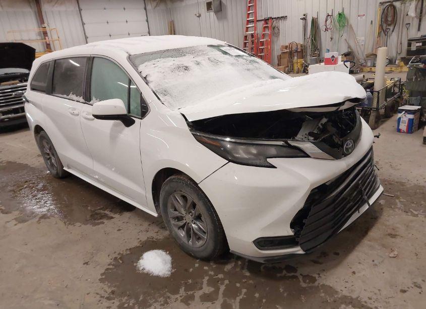 2024 Toyota Sienna LE (VIN 5TDKSKFC2RS121204) main photo