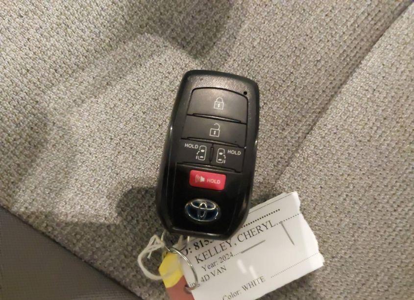 Photo 11 of 2024 Toyota Sienna LE (VIN 5TDKSKFC2RS121204)