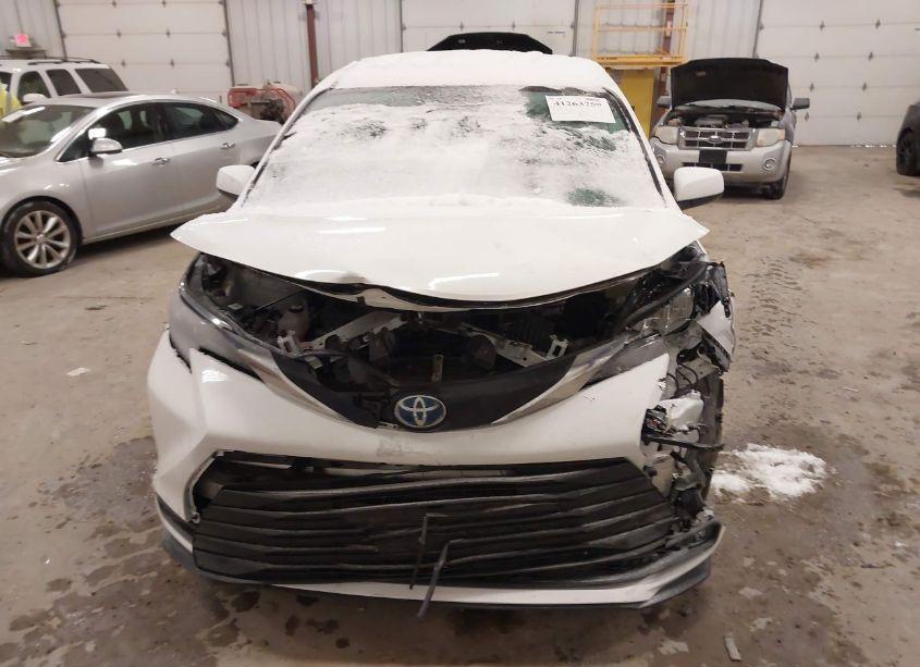 Photo 12 of 2024 Toyota Sienna LE (VIN 5TDKSKFC2RS121204)