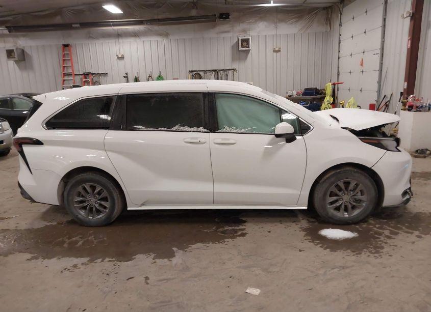 Photo 13 of 2024 Toyota Sienna LE (VIN 5TDKSKFC2RS121204)