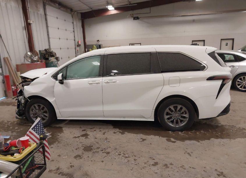 Photo 14 of 2024 Toyota Sienna LE (VIN 5TDKSKFC2RS121204)