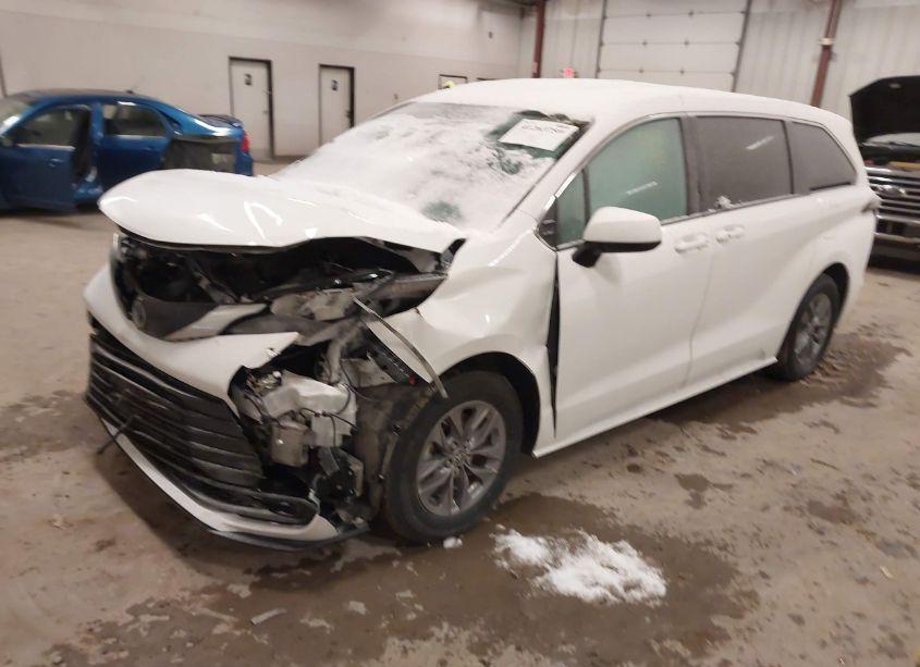 Photo 2 of 2024 Toyota Sienna LE (VIN 5TDKSKFC2RS121204)