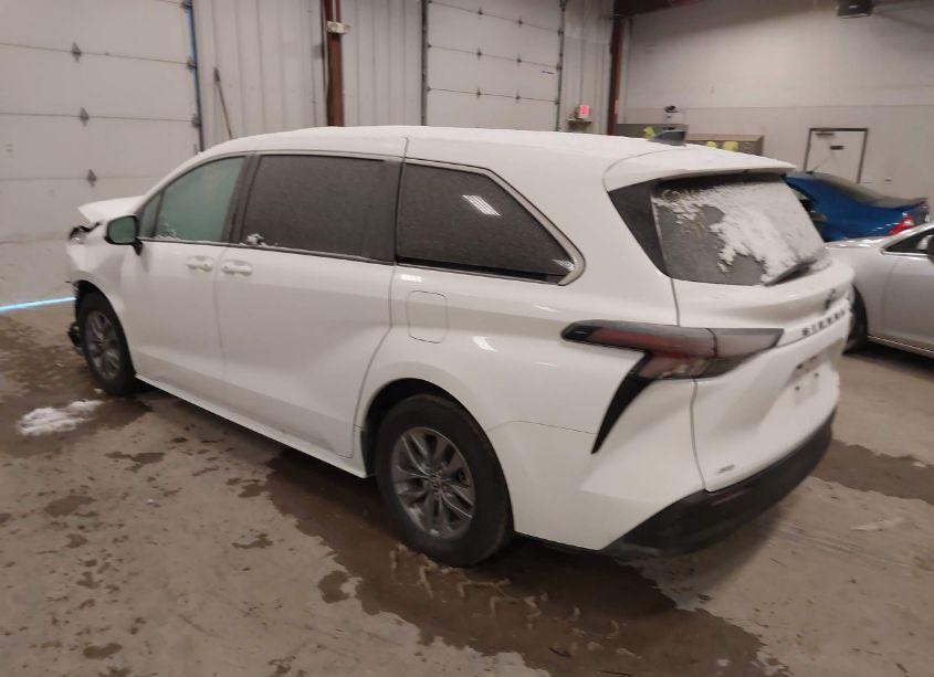 Photo 3 of 2024 Toyota Sienna LE (VIN 5TDKSKFC2RS121204)