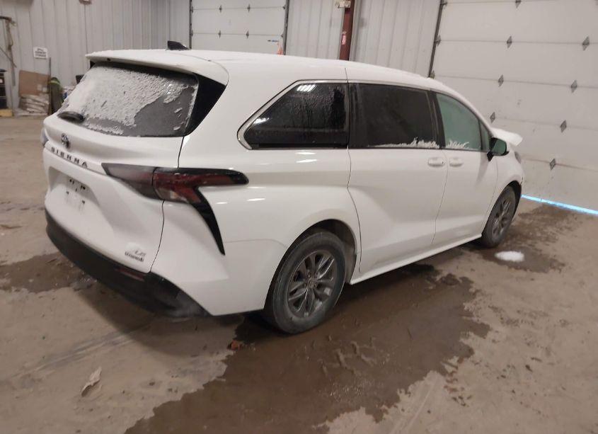 Photo 4 of 2024 Toyota Sienna LE (VIN 5TDKSKFC2RS121204)
