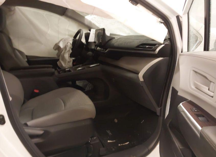 Photo 5 of 2024 Toyota Sienna LE (VIN 5TDKSKFC2RS121204)