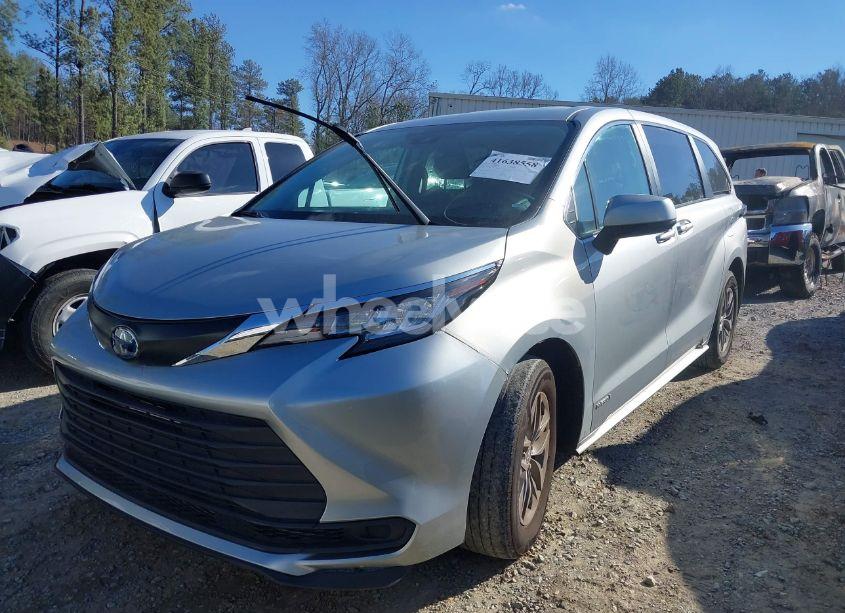 Photo 2 of 2021 Toyota Sienna LE (VIN 5TDKSKFC3MS003123)