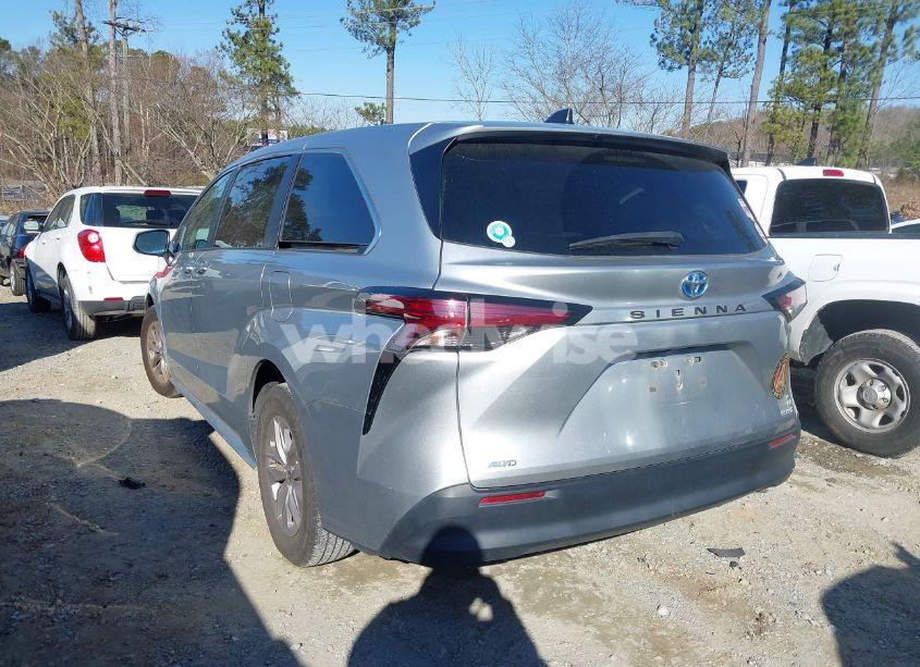 Photo 3 of 2021 Toyota Sienna LE (VIN 5TDKSKFC3MS003123)