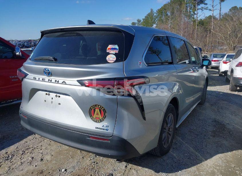 Photo 4 of 2021 Toyota Sienna LE (VIN 5TDKSKFC3MS003123)