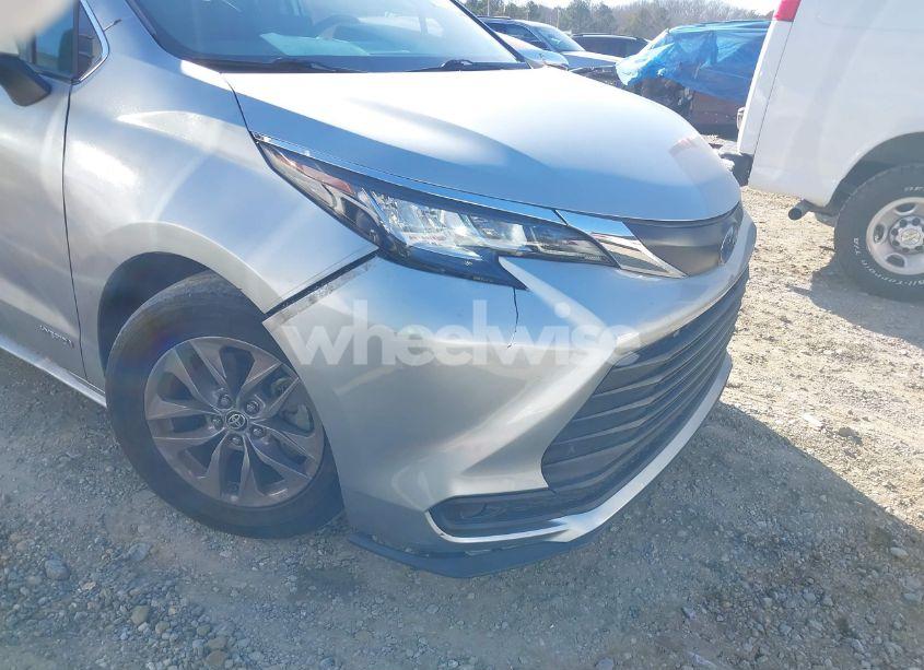 Photo 6 of 2021 Toyota Sienna LE (VIN 5TDKSKFC3MS003123)