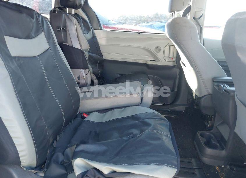 Photo 8 of 2021 Toyota Sienna LE (VIN 5TDKSKFC3MS003123)