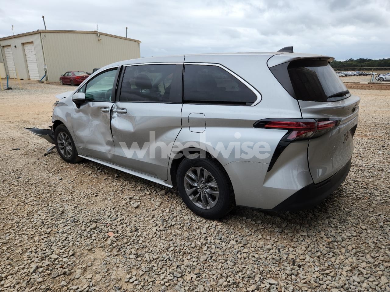 Photo 2 of 2021 TOYOTA SIENNA LE (VIN 5TDKSKFC3MS032637)