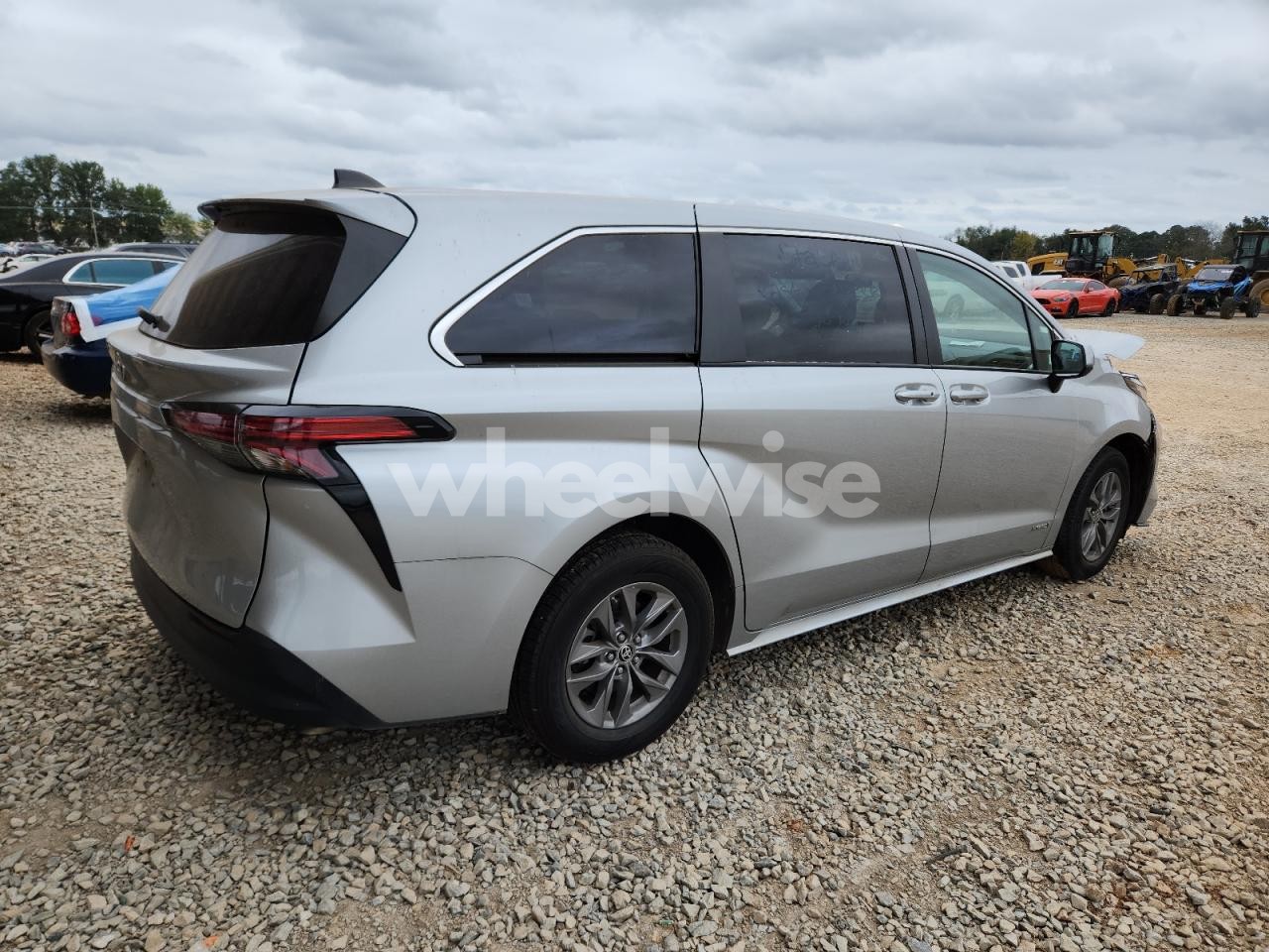 Photo 3 of 2021 TOYOTA SIENNA LE (VIN 5TDKSKFC3MS032637)
