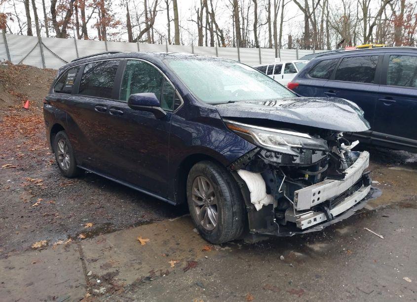 2022 Toyota Sienna LE (VIN 5TDKSKFC3NS043493) main photo