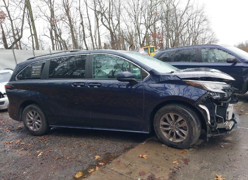 Photo 13 of 2022 Toyota Sienna LE (VIN 5TDKSKFC3NS043493)