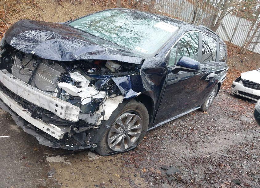 Photo 2 of 2022 Toyota Sienna LE (VIN 5TDKSKFC3NS043493)