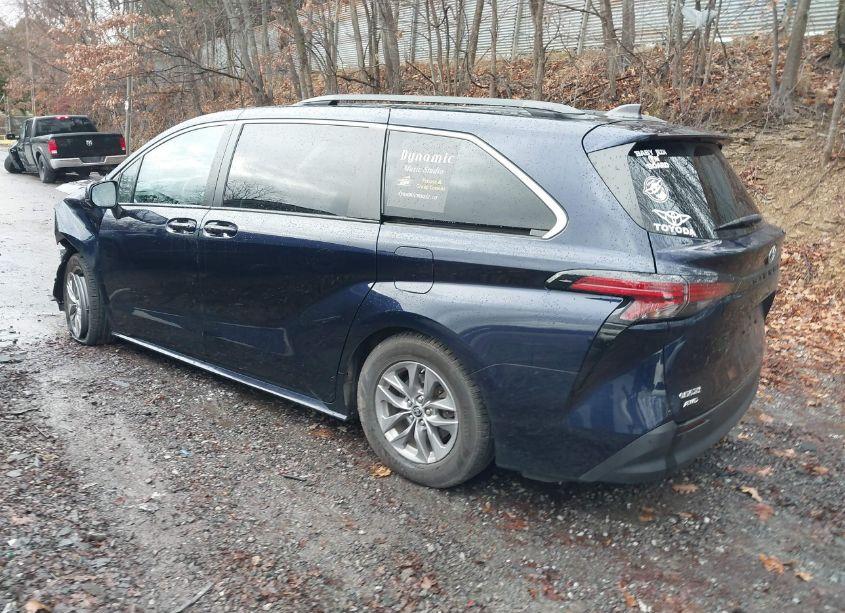 Photo 3 of 2022 Toyota Sienna LE (VIN 5TDKSKFC3NS043493)