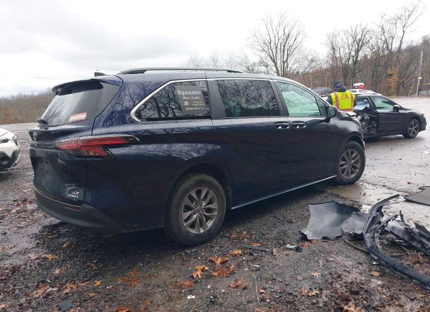 Photo 4 of 2022 Toyota Sienna LE (VIN 5TDKSKFC3NS043493)