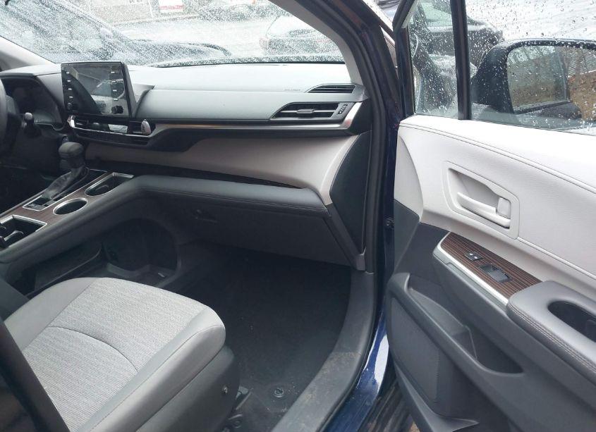 Photo 5 of 2022 Toyota Sienna LE (VIN 5TDKSKFC3NS043493)