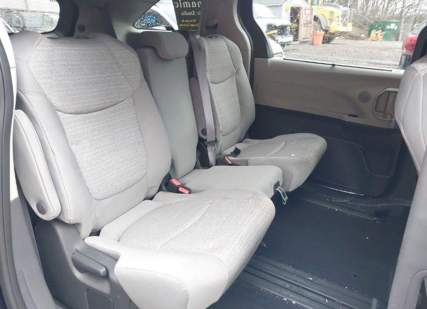 Photo 8 of 2022 Toyota Sienna LE (VIN 5TDKSKFC3NS043493)