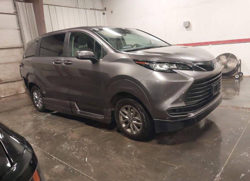 2023 Toyota Sienna LE (VIN 5TDKSKFC3PS081986) main photo