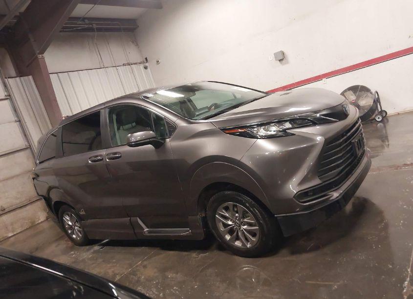 Photo 13 of 2023 Toyota Sienna LE (VIN 5TDKSKFC3PS081986)