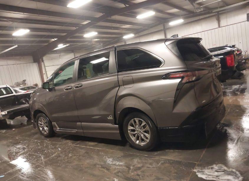 Photo 14 of 2023 Toyota Sienna LE (VIN 5TDKSKFC3PS081986)