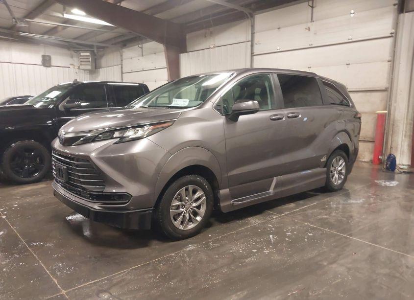 Photo 2 of 2023 Toyota Sienna LE (VIN 5TDKSKFC3PS081986)