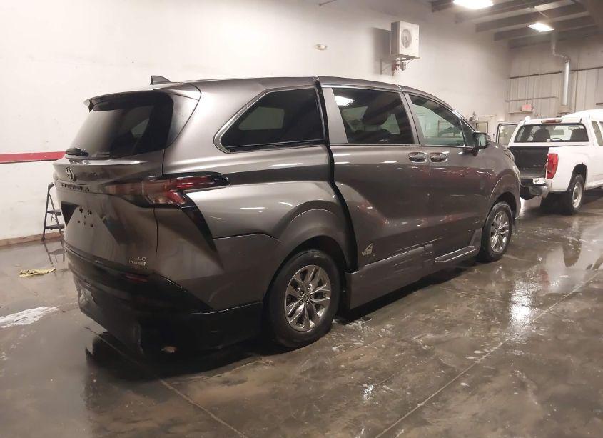 Photo 4 of 2023 Toyota Sienna LE (VIN 5TDKSKFC3PS081986)