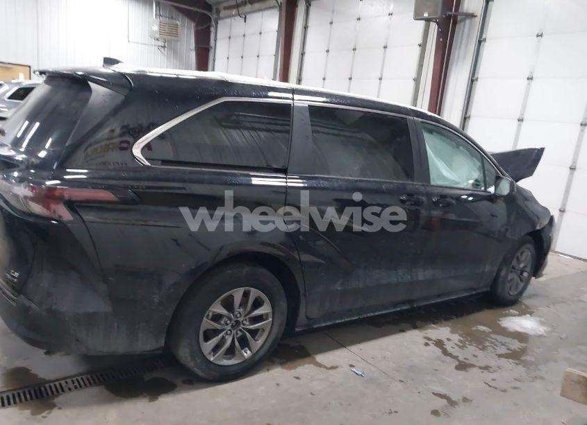 Photo 13 of 2023 Toyota Sienna LE (VIN 5TDKSKFC3PS099467)