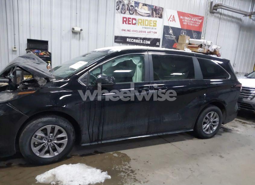 Photo 14 of 2023 Toyota Sienna LE (VIN 5TDKSKFC3PS099467)