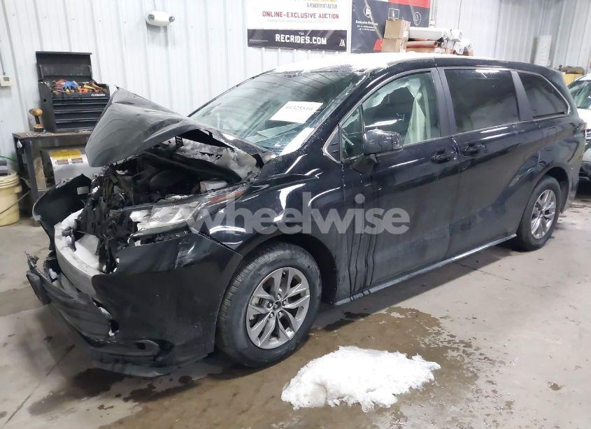 Photo 2 of 2023 Toyota Sienna LE (VIN 5TDKSKFC3PS099467)