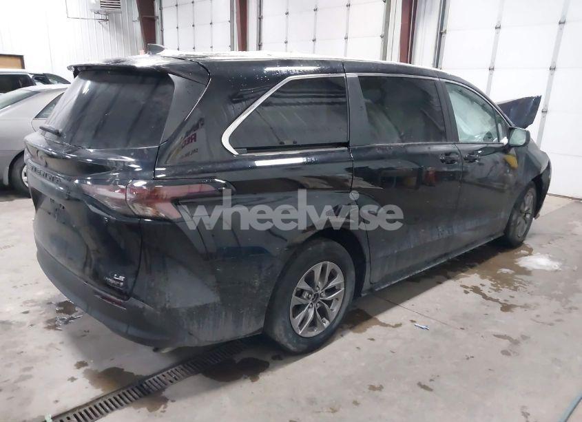 Photo 4 of 2023 Toyota Sienna LE (VIN 5TDKSKFC3PS099467)