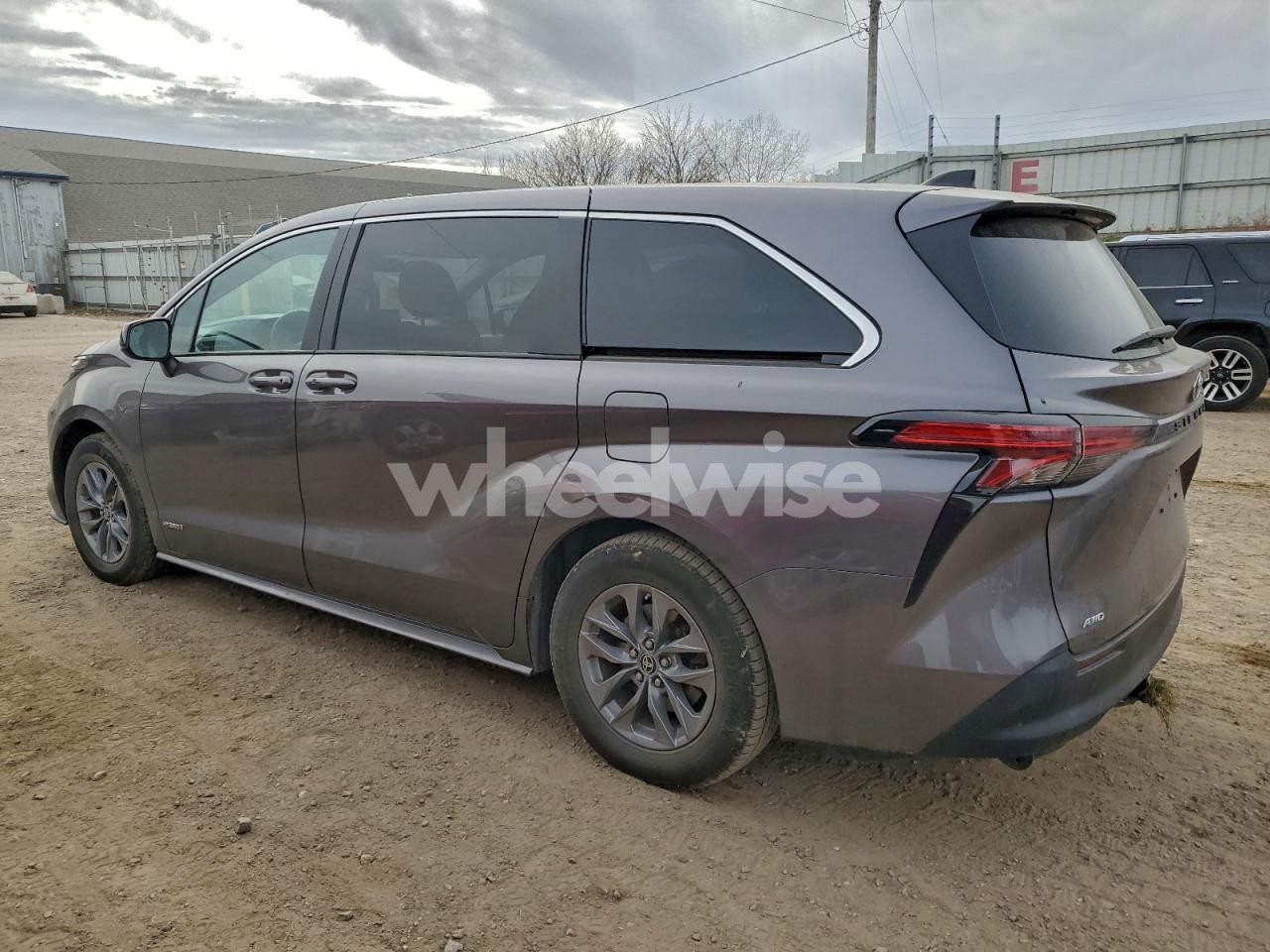 Photo 2 of 2021 TOYOTA SIENNA LE (VIN 5TDKSKFC4MS028533)
