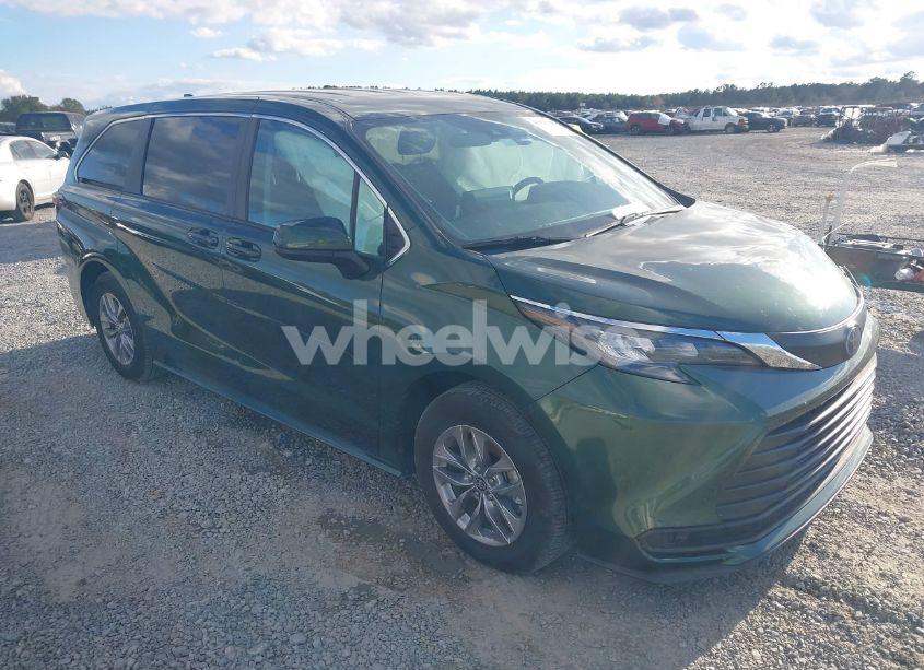 2024 Toyota Sienna LE (VIN 5TDKSKFC4RS135833) main photo