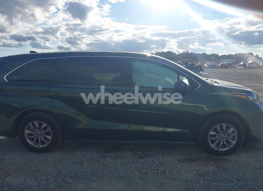 Photo 13 of 2024 Toyota Sienna LE (VIN 5TDKSKFC4RS135833)