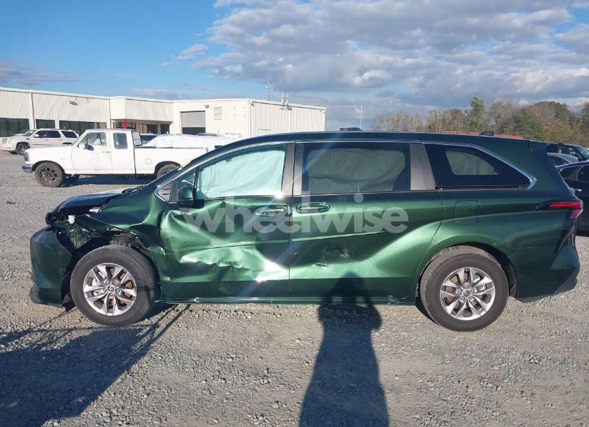Photo 14 of 2024 Toyota Sienna LE (VIN 5TDKSKFC4RS135833)