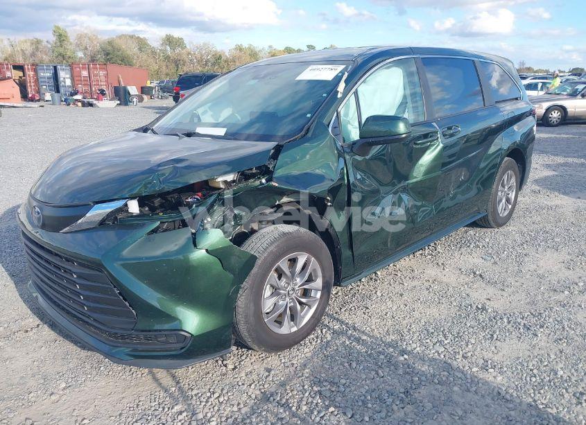 Photo 2 of 2024 Toyota Sienna LE (VIN 5TDKSKFC4RS135833)