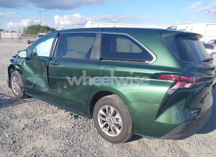 Photo 3 of 2024 Toyota Sienna LE (VIN 5TDKSKFC4RS135833)