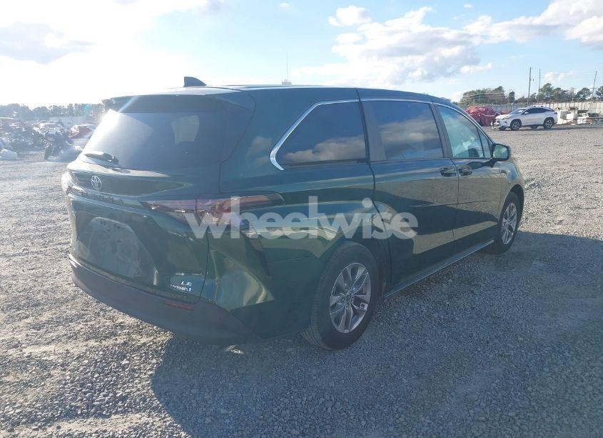 Photo 4 of 2024 Toyota Sienna LE (VIN 5TDKSKFC4RS135833)