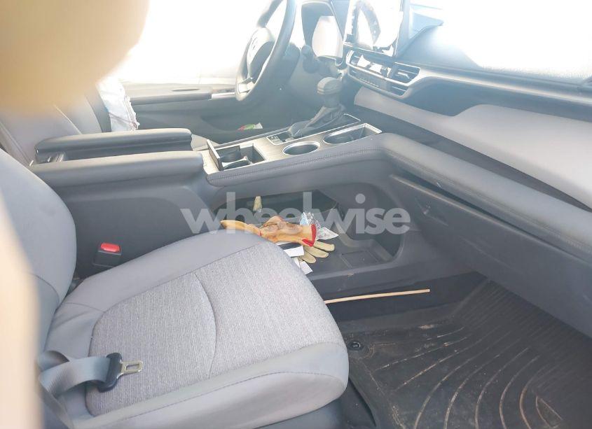 Photo 5 of 2024 Toyota Sienna LE (VIN 5TDKSKFC4RS135833)