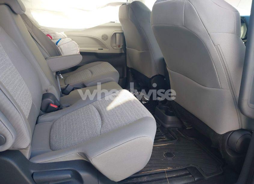 Photo 8 of 2024 Toyota Sienna LE (VIN 5TDKSKFC4RS135833)