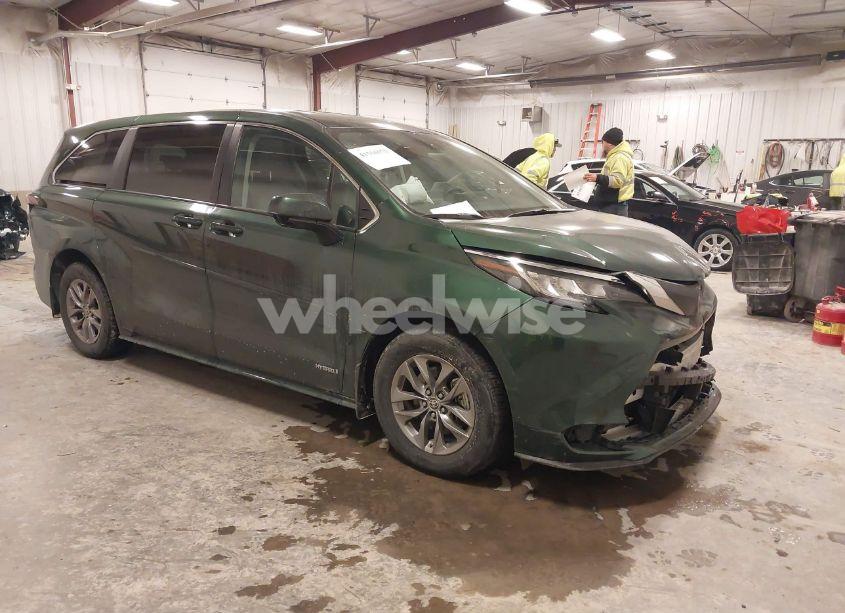 2021 Toyota Sienna LE (VIN 5TDKSKFC5MS006315) main photo