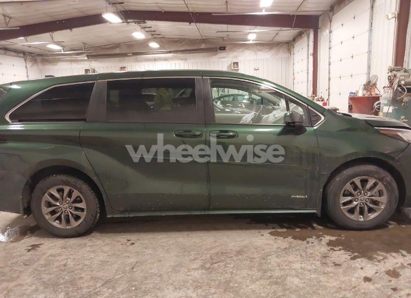 Photo 14 of 2021 Toyota Sienna LE (VIN 5TDKSKFC5MS006315)