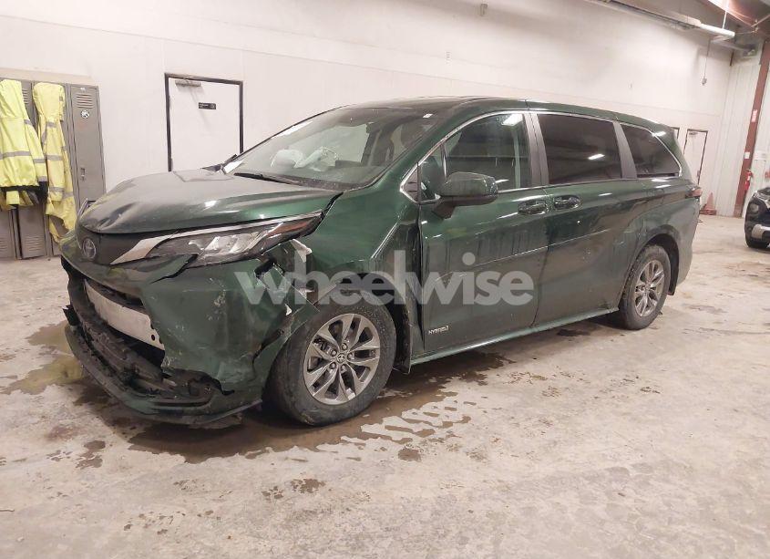 Photo 2 of 2021 Toyota Sienna LE (VIN 5TDKSKFC5MS006315)