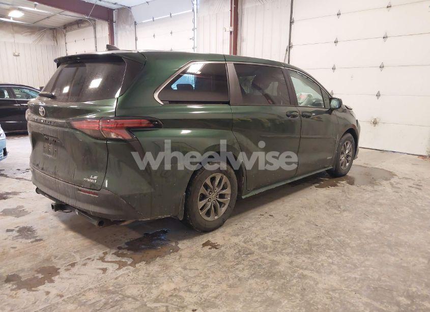 Photo 4 of 2021 Toyota Sienna LE (VIN 5TDKSKFC5MS006315)