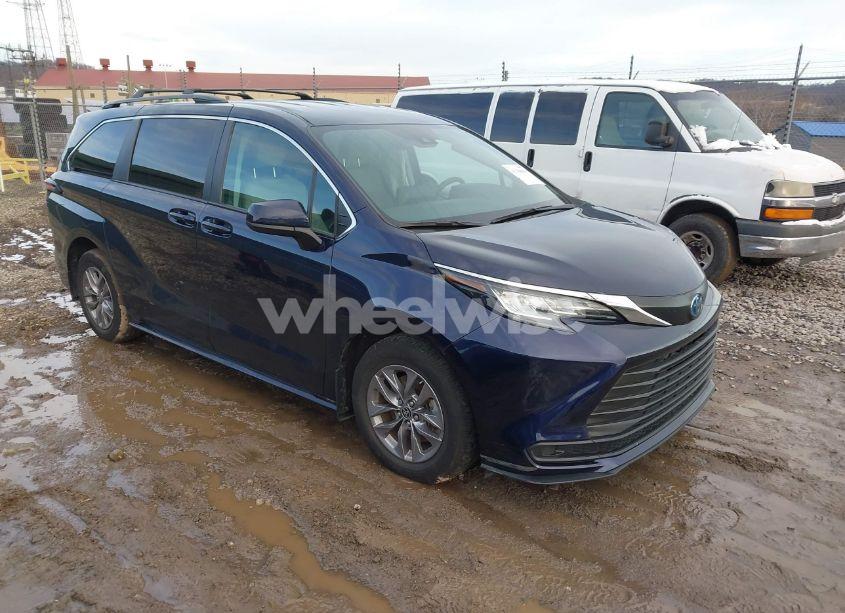 2023 Toyota Sienna LE (VIN 5TDKSKFC5PS103924) main photo