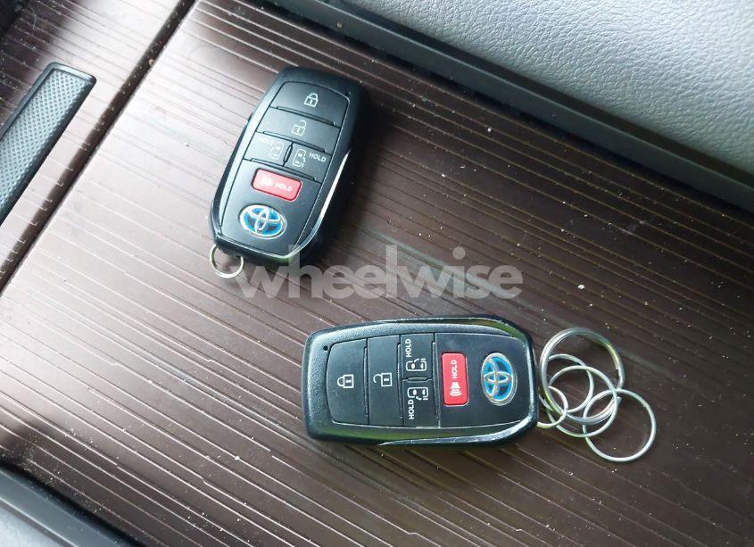 Photo 11 of 2023 Toyota Sienna LE (VIN 5TDKSKFC5PS103924)