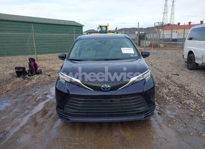 Photo 12 of 2023 Toyota Sienna LE (VIN 5TDKSKFC5PS103924)