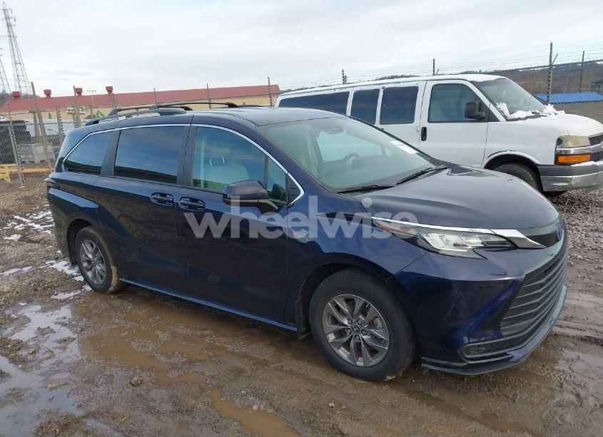 Photo 13 of 2023 Toyota Sienna LE (VIN 5TDKSKFC5PS103924)